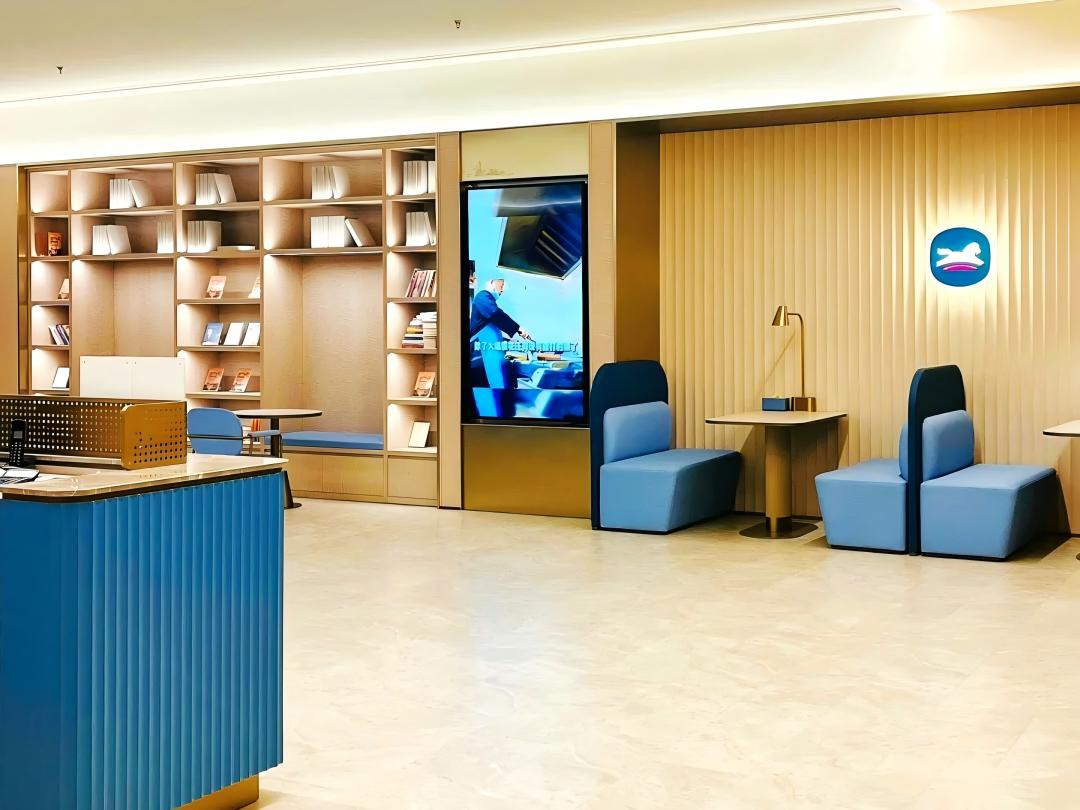 A: In terms of appearance, its high-definition and colorful display effect can instantly attract the attention of passers-by, making the hotel stand out among many buildings and showing a modern and fashionable image. For example, in the hotel lobby, welcome words and special service introductions can be played, so that guests can feel caring and professional as soon as they enter. Local tourism information and food recommendations can also be displayed to provide convenience for tourists and highlight the hotel's service awareness. At night, gorgeous dynamic pictures or light shows will add to the charm and vitality of the hotel, leaving a deep impression on guests, and comprehensively enhance the overall image and attractiveness of the hotel from the perspectives of vision and information transmission. A: In terms of appearance, its high-definition and colorful display effect can instantly attract the attention of passers-by, making the hotel stand out among many buildings and showing a modern and fashionable image. For example, in the hotel lobby, welcome words and special service introductions can be played, so that guests can feel caring and professional as soon as they enter. Local tourism information and food recommendations can also be displayed to provide convenience for tourists and highlight the hotel's service awareness. At night, gorgeous dynamic pictures or light shows will add to the charm and vitality of the hotel, leaving a deep impression on guests, and comprehensively enhance the overall image and attractiveness of the hotel from the perspectives of vision and information transmission.